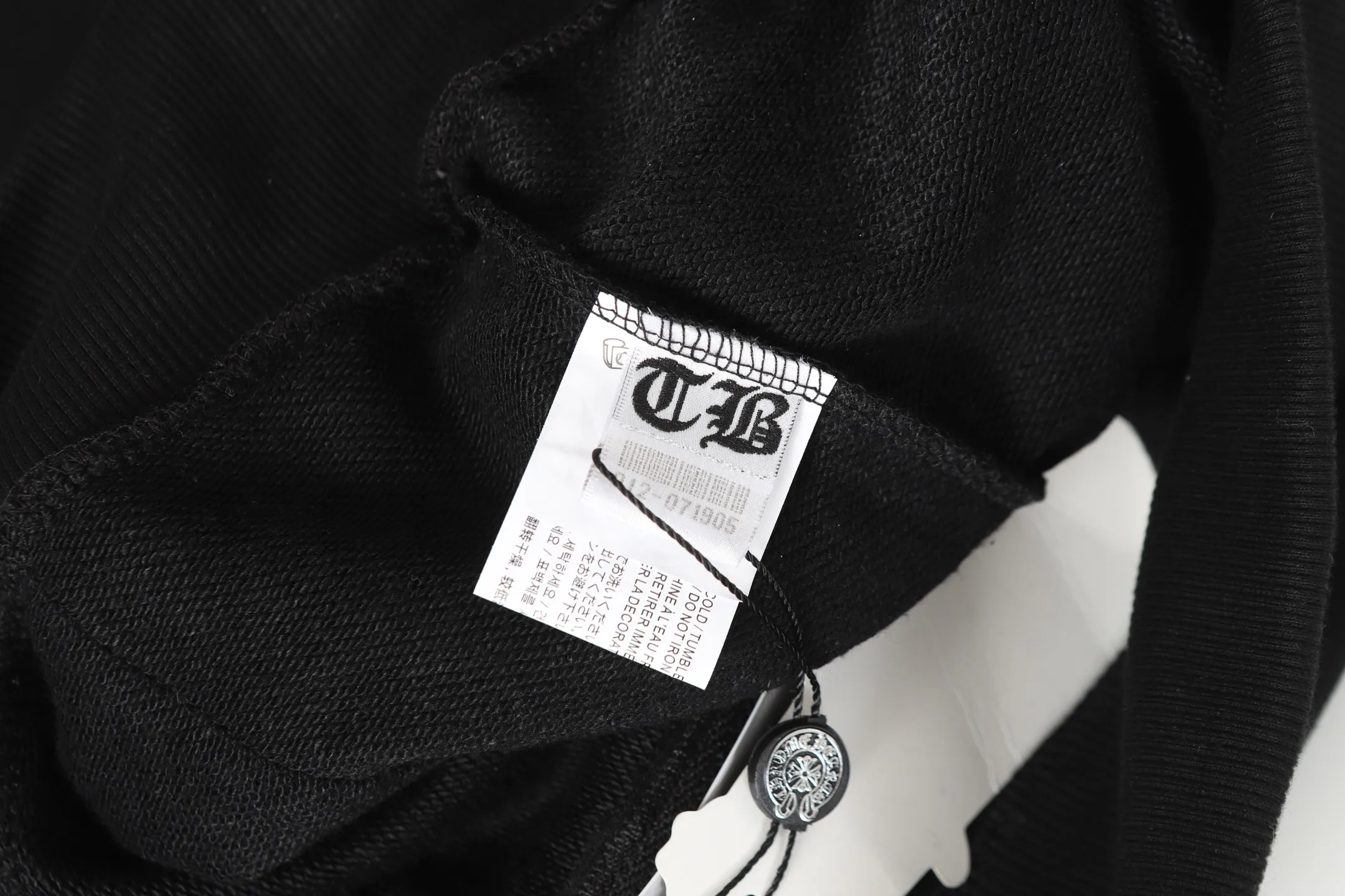 P250 #K31 Cross-border model, please do not place an order if you are pursuing quality - Chrome Hearts/Chrome Hearts 23ss scroll horseshoe print zipper sweatshirt cardigan jacket - High weight, high density and high quality. The wool is soft, delicate and skin-friendly. It feels soft and silky. It has excellent warmth and skin-friendly properties. - Custom-woven and dyed with no color difference. No matter the fabric or workmanship details, it beats the ordinary version on the market. - Hardware zipper accessories are all customized and full of details. -Colour: black white -Size: S M L XL